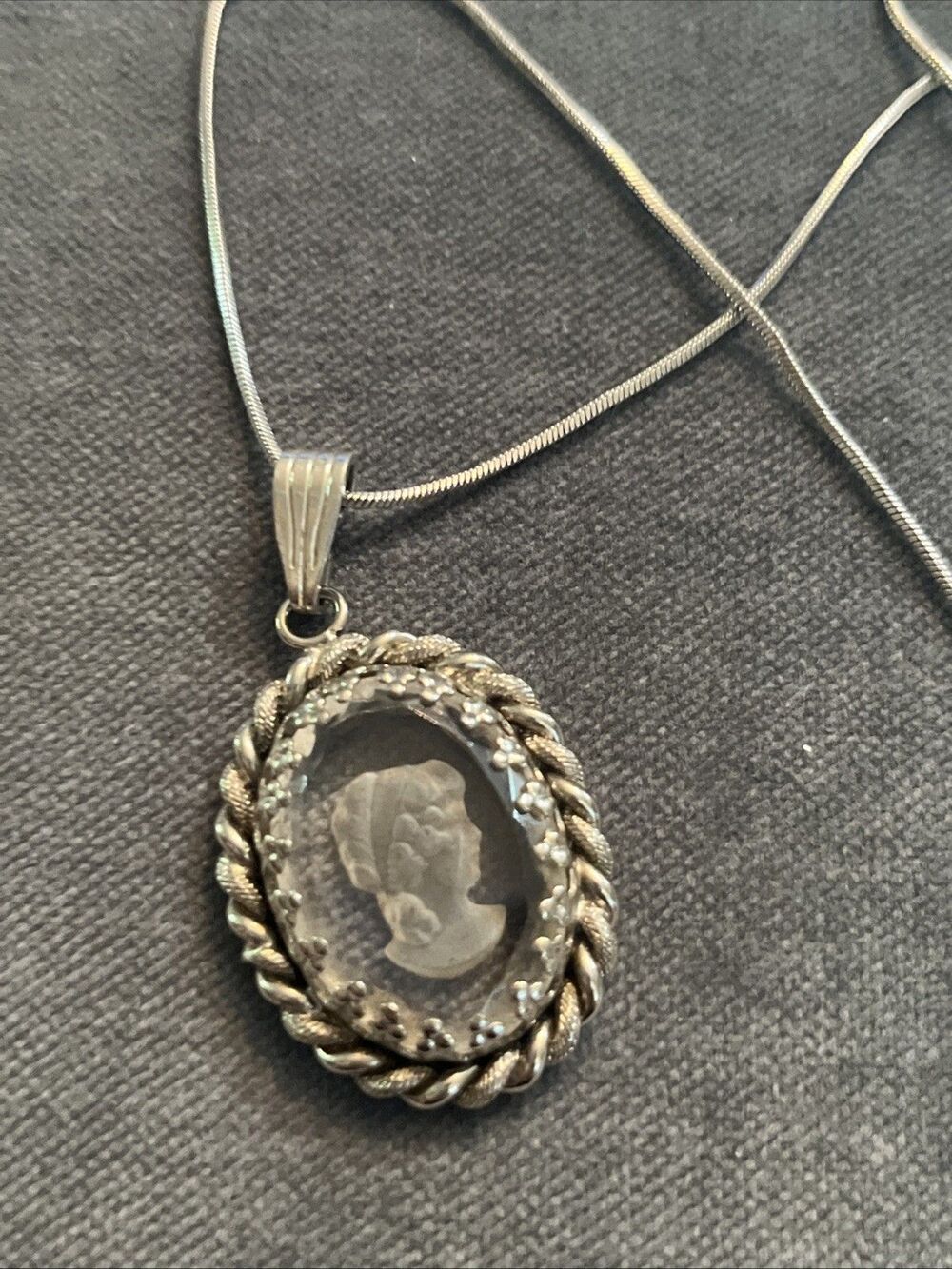 Vintage Clear Faceted Crystal Cameo Woman Silver Tone Pendant Chain Necklace 15"